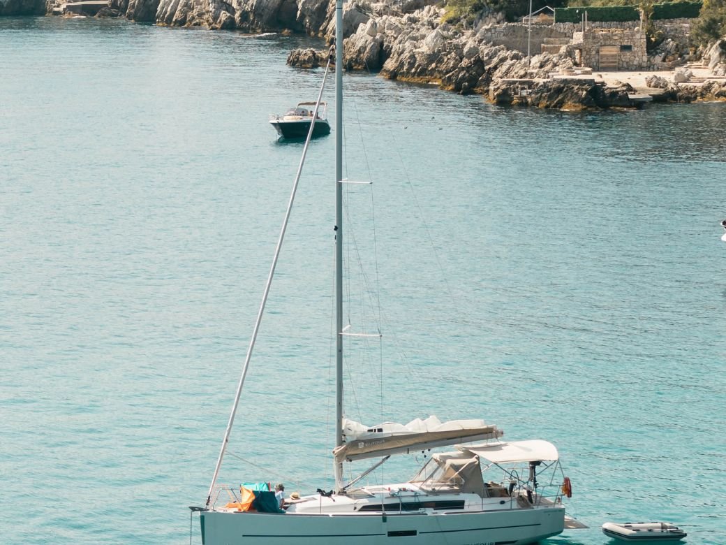 Voilier dans une baie turquoise de la Méditerranée